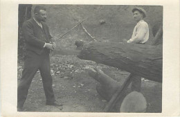 - Thèmes Div -ref-V V941- Metiers - Carte Photo 2 Hommes En Train De Scier Un Tronc D Arbre - Bucherons - Bois - - Kunsthandwerk