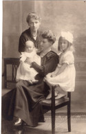 Carte Photo De Deux Femmes élégante Avec Une Petite Fille Et Un Bébé Posant Dans Un Studio Photo - Personnes Anonymes