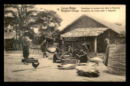 CONGO KINSHASA -  EMBALLAGE DE POISSON DANS LA MAYUMBE - Congo Belge