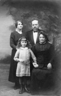 Carte Photo D'une Famille élégante Avec Une Petite Fille élégante Posant Dans Un Studio Photo Vers 1920 - Anonyme Personen