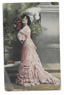 CPA Circulée En 1907 - Femme Vêtue D'une Magnifique Robe Rose Et Chapeau à Plumes - - Women