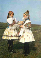 Folklore - Costumes - Kroje Slovacka -Devce A Navesta V Obradnim Kroji - CPM - Voir Scans Recto-Verso - Costumes