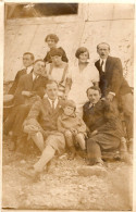 Carte Photo D'une Famille élégante Posant A La Plage Vers 1920 - Personnes Anonymes