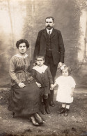 Carte Photo D'une Famille élégante Posant Dans La Cour De Leurs Maison Transformé En Studio Photo Vers 1915 - Personnes Anonymes