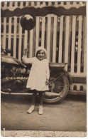 BAMBINA CON MOTO MOTORCYCLE NON IDENTIFICATA - FOTOCARTOLINA ORIGINALE - Andere & Zonder Classificatie