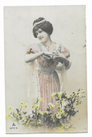 CPA Circulée En 1912- Femme Vêtue D'une Robe Rose Avec Turban Bleu Et Marguerites - Ph 6673-5 - - Women