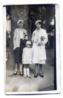 Carte Photo De Deux Femmes élégante Avec Une Petite Fille Posant Dans Une Ville Vers 1930 - Personnes Anonymes
