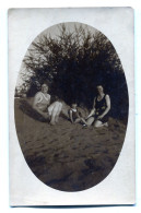 Carte Photo De Deux Femmes élégante En Maillot De Bain Avec Une Petite Fille En Maillot De Bain A La Plage Vers 1930 - Anonyme Personen