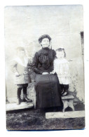Carte Photo D'une Femme élégante Avec Ces Deux Petite Fille Posant Dans La Cour De Leurs Ferme Vers 1910 - Personnes Anonymes