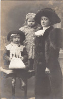 Carte Photo D'une Femme élégante Avec Ces Deux Petite Fille Posant Dans Un Studio Photo Vers 1905 - Personnes Anonymes