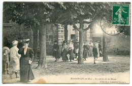 CPA 1910 - BONNELLES La Sortie De La Messe ( Belle Animation Femmes élégantes ) Collection Ledeuil D'Enquin - Autres & Non Classés