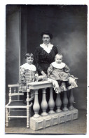 Carte Photo D'une Femme élégante Avec Ces Deux Petite Fille Posant Dans Un Studio Photo Vers 1910 - Personnes Anonymes