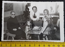 #21     Anonymous Persons - Enfant Child - Girl With Birthday Cake - Anonyme Personen