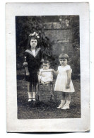 Carte Photo De Deux Petite Fille élégante Avec Un Bébé Posant Dans Leurs Jardin Vers 1920 - Personnes Anonymes