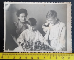 #21     Anonymous Persons - Enfant Child - Boy Play Chess - Personnes Anonymes