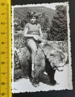 #21     Anonymous Persons - Enfant Child - A Little Girl Rides A Real Bear - Personnes Anonymes