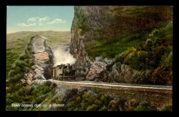 INDE - BAROG - TRAIN COMING OUT OF A GORGE - CHEMIN DE FER - India