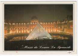 CPSM 75 PARIS LA NUIT Musée Du Louvre, La Pyramide, Cour Napoléon 1990 - Louvre