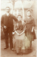 Carte Photo D'une Famille élégante Posant Dans La Cour De Leurs Maison - Anonymous Persons