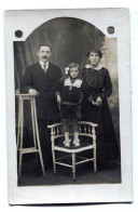 Carte Photo D'une Famille élégante Posant Dans Un Studio Photo Vers 1910 - Personas Anónimos