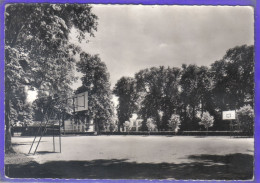 Carte Postale 78. Le Mesnil-Saint-Denis  Le Terrain De Basket-ball  Chateau De La Verrière  Très Beau Plan - Le Mesnil Saint Denis