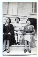 Carte Photo D'une Femme élégante Avec Ces Deux Jeune Fille Assise Sur Les Marche Des Escalier De Leurs Maison - Anonymous Persons