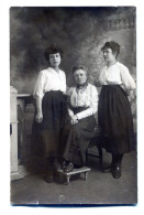 Carte Photo D'une Femme élégante Avec Ces Deux Jeune Fille élégante Dans Un Studio Photo En 1921 - Anonymous Persons