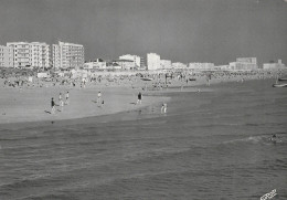 SAINT-JEAN-DE-MONTS. - La Plage Et Les Immeubles. CPM Noir Et Blanc RARE - Saint Jean De Monts