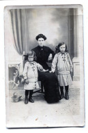 Carte Photo D'une Femme élégante Avec Ces Deux Petite Fille Posant Dans Un Studio Photo Vers 1910 - Anonymous Persons