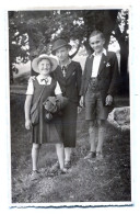 Carte Photo D'une Femme élégante Avec Une Jeune Fille Et Un Jeune Garcon Dans Un Jardin Vers 1930 - Anonymous Persons