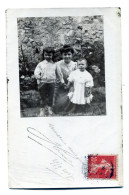 Carte Photo D'une Femme élégante Avec Une Petite Fille Et Un Petit Garcon Posant Dans Leurs Jardin En 1907 - Personas Anónimos