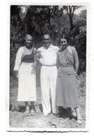 Carte Photo D'un Homme élégant Avec Deux Femmes élégante Posant A La Campagne Vers 1930 - Personas Anónimos