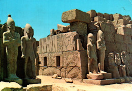 CPM - LOUXOR - KARNAK - Temple - Statues Des Pharaons Devant Le 7ème Pylône ... Edition Krüger (Affranchissement TP) - Louxor