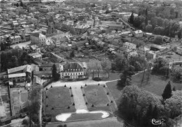 42-FEURS-  VUE GENERALE AERIENNE ET LE CHATEAU - Feurs