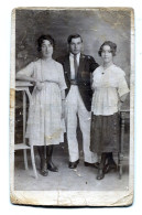 Carte Photo D'un Jeune Garcon élégant Avec Deux Jeune Fille élégante Dans Un Studio Photo Vers 1930 - Personas Anónimos