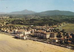 64. HENDAYE PLAGE. CPSM. VUE GENERALE AERIENNE  SUR LA GRANDE PLAGE AVEC LE CASINO ET L'ESKUALDUNA. ANNEE 1970 + TEXTE - Hendaye