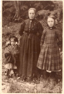 Carte Photo D'une Femme élégante Avec Ces Deux Petite Fille Posant A La Campagne - Personas Anónimos