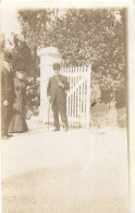 Carte Photo D'une Femme élégante Avec Deux Homme Posant Devant Le Portail De Leurs Maison Vers 1905 - Anonymous Persons