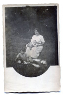 Carte Photo D'une Femme élégante Avec Ces Deux Petit Garcon Dans Sont Jardin Vers 1930 - Anonymous Persons