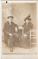 Carte Photo D'un Couple  élégant Posant Dans Un Studio Photo Vers 1910 - Anonymous Persons