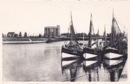 NIEUWPOORT - NIEUPORT - La Port Et Le Monument - De Haven En Het Gedenkteken - Nieuwpoort