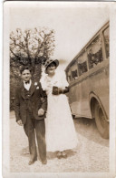 Carte Photo D'un Couple élégant Posant A Coté D'un Bus Sur Une Route De Campagne Vers 1930 - Personas Anónimos