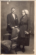 Carte Photo D'un Couple élégant Posant Dans Un Studio Photo - Anonymous Persons