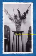 Photo Ancienne Snapshot - Beau Bouquet De Fleurs Dans Vase En Cristal - Art Deco Chaise Bois Verre Fleur Meuble Decor - Objets