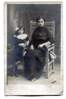 Carte Photo D'une Femme élégante Avec Sa Petite Fille élégante Posant Dans Un Studio Photo Vers 1910 - Anonymous Persons