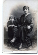 Carte Photo D'une Femme élégante Avec Sa Petite Fille élégante Posant Dans Un Studio Photo Vers 1920 - Anonyme Personen