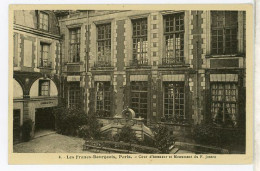 75 PARIS ++ Les Francs-Bourgeois - Cour D'honneur Et Monument Du F. Joseph ++ - District 04