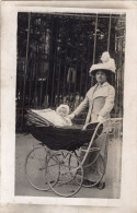 Carte Photo D'une Femme élégante Avec Sont Petit Bébé Dans Sont Landau Posant Pour La Photo Vers 1905 - Anonymous Persons