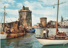 17. LA ROCHELLE. CPSM. L'ENTREE DU PORT. ANNEE 1970 + TEXTE - La Rochelle