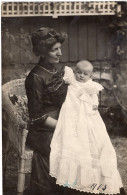 Carte Photo D'une Femme élégante Avec Sont Petit Bébé Posant Dans La Cour De Sa Maison En 1913 - Anonyme Personen